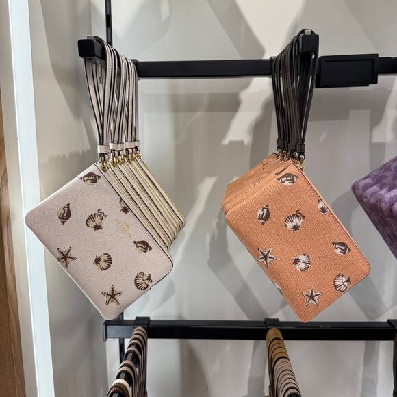 Last 2 ‼️Coach Corner Zip Wristlet With Shell Print CBP23 - Picture 5 of 6